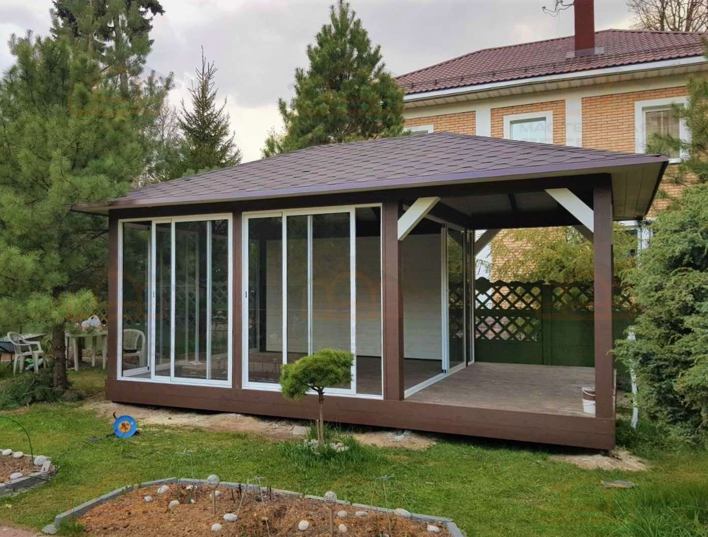 "Aluminum window with single glazing"